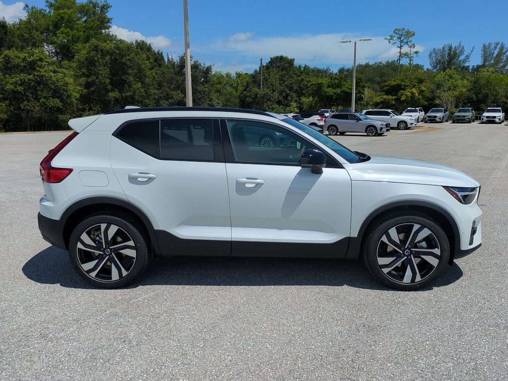 New 2026 Volvo XC40 B5 Ultra SUV