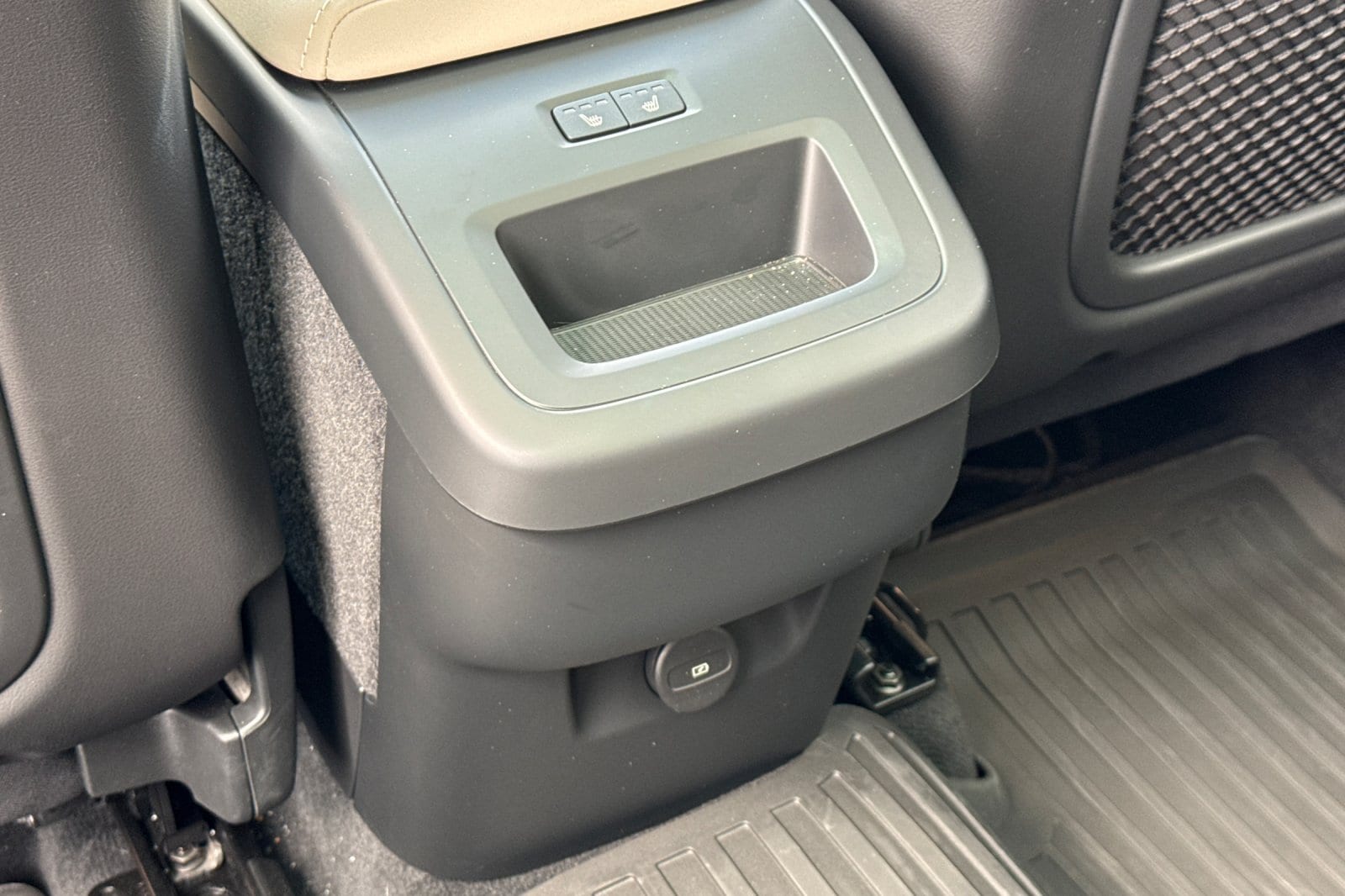 2026 Volvo XC60 Plus - Photo 13