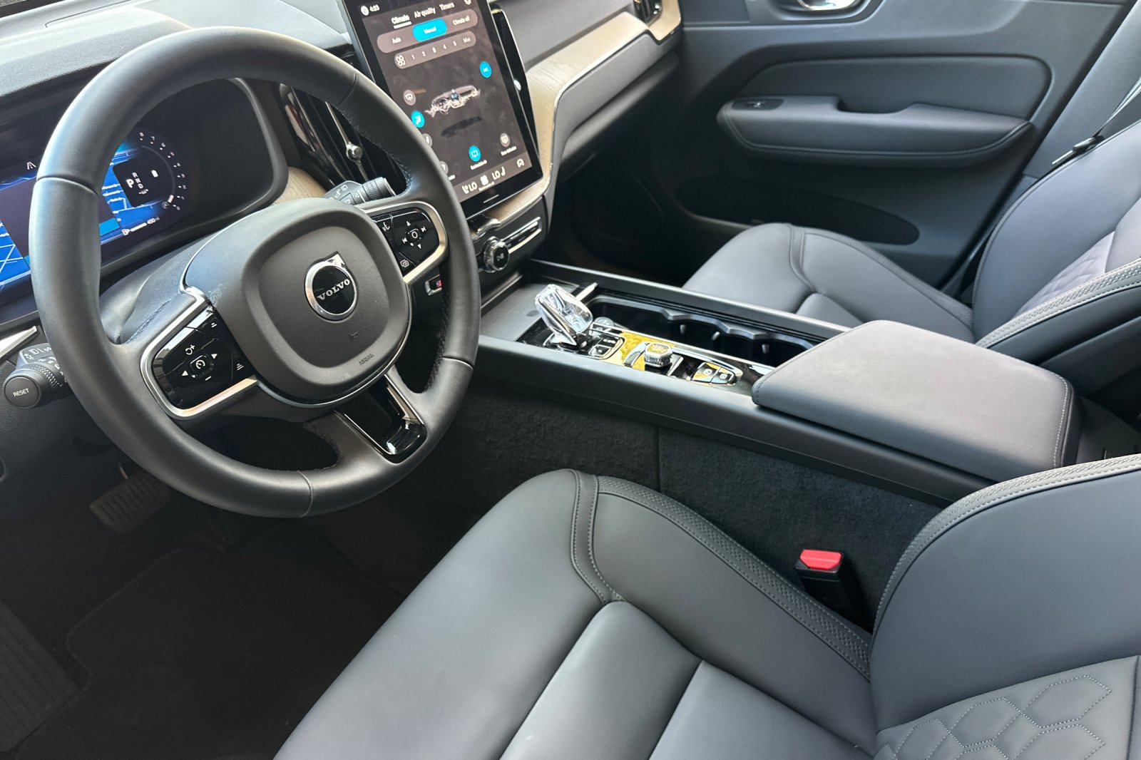 2026 Volvo XC60 Plus - Photo 9
