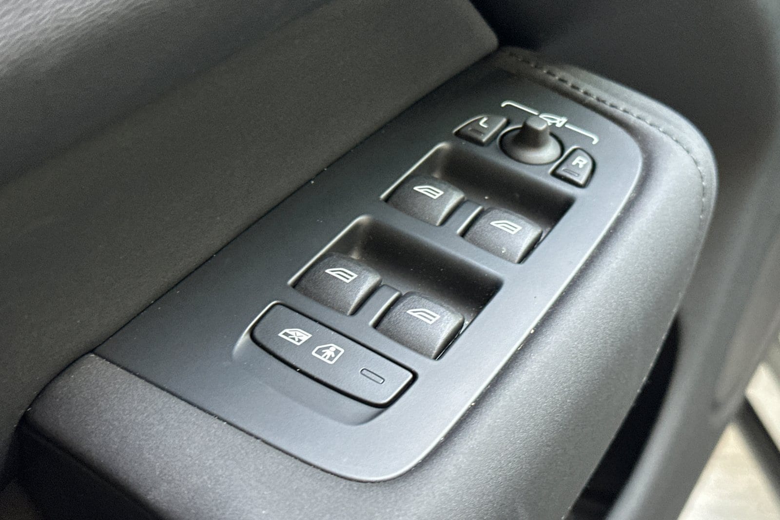 2026 Volvo XC60 Plus - Photo 11