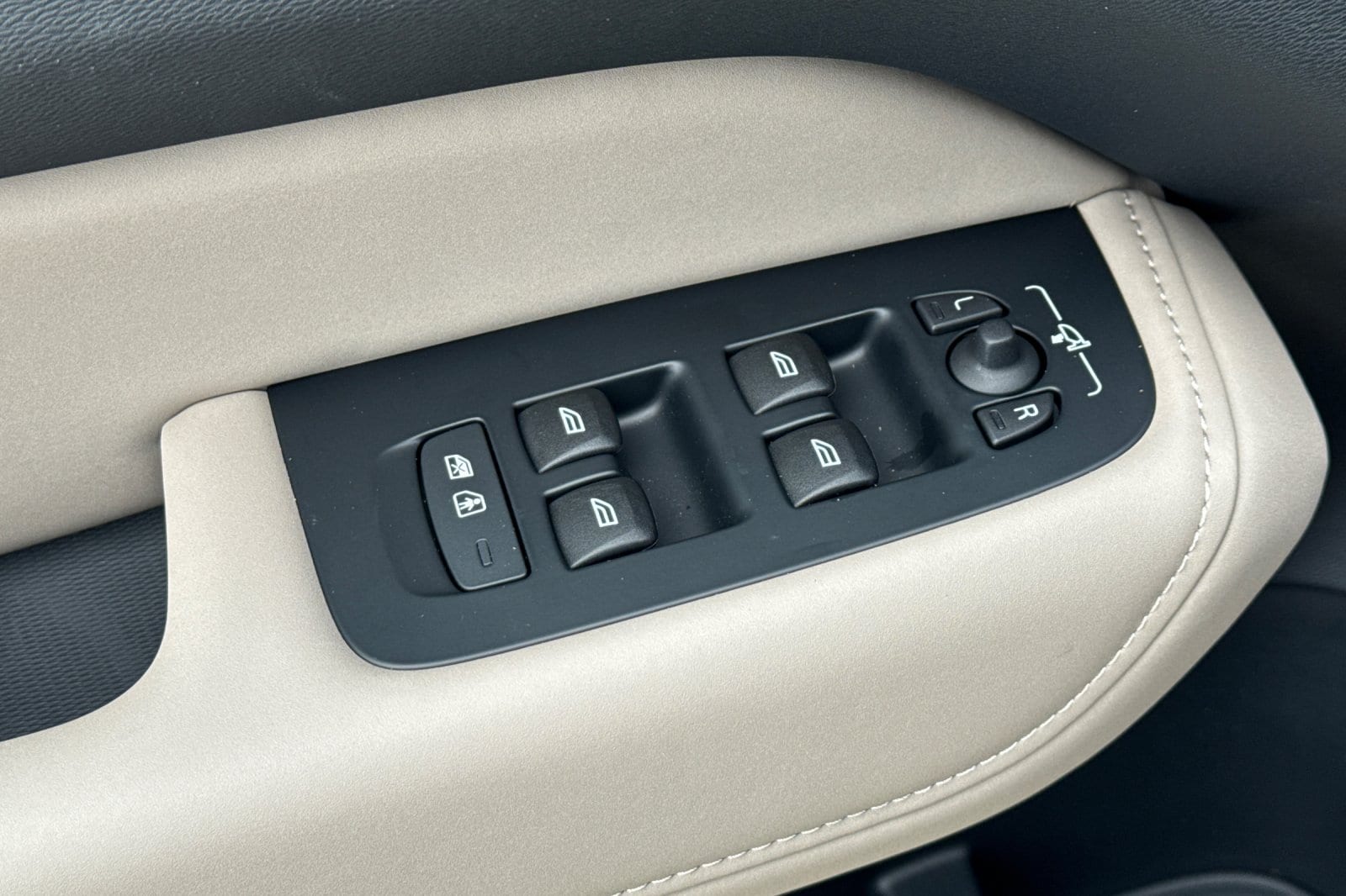 2026 Volvo XC60 Plus - Photo 11