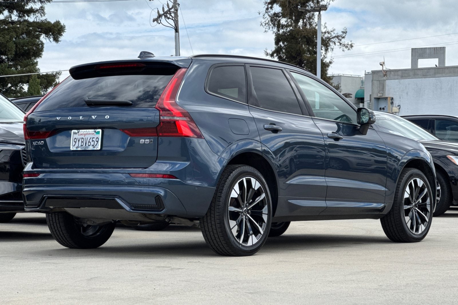 2026 Volvo XC60 Plus - Photo 3