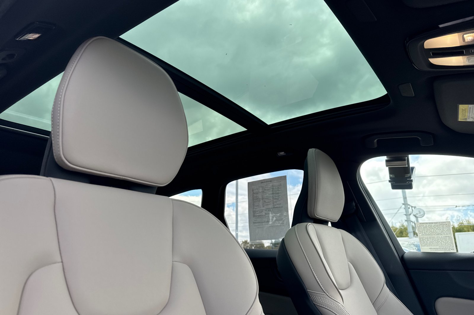 2026 Volvo XC60 Plus - Photo 18
