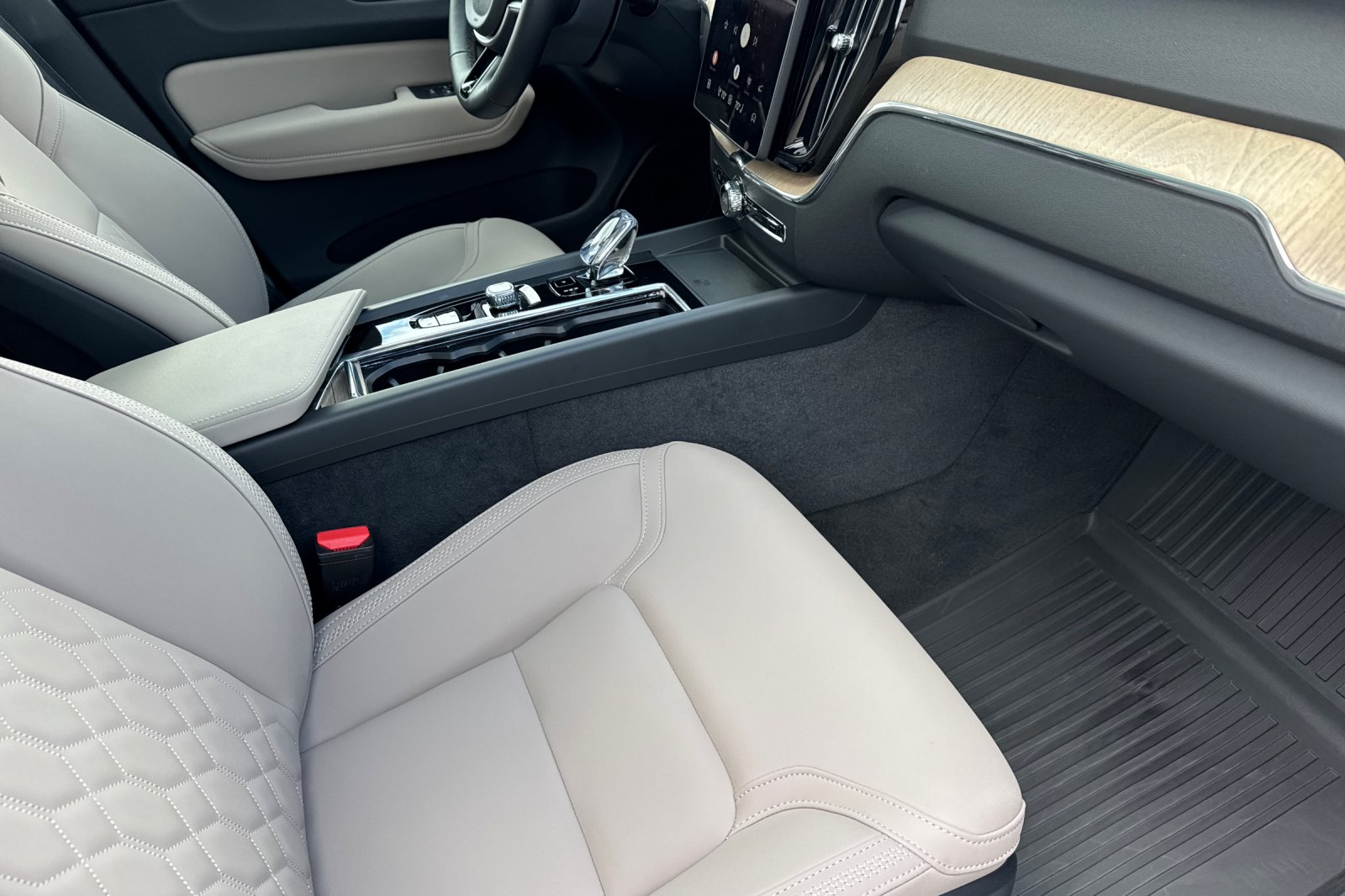 2026 Volvo XC60 Plus - Photo 17