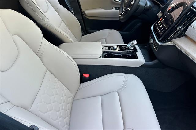 2026 Volvo XC90 Plus - Photo 18