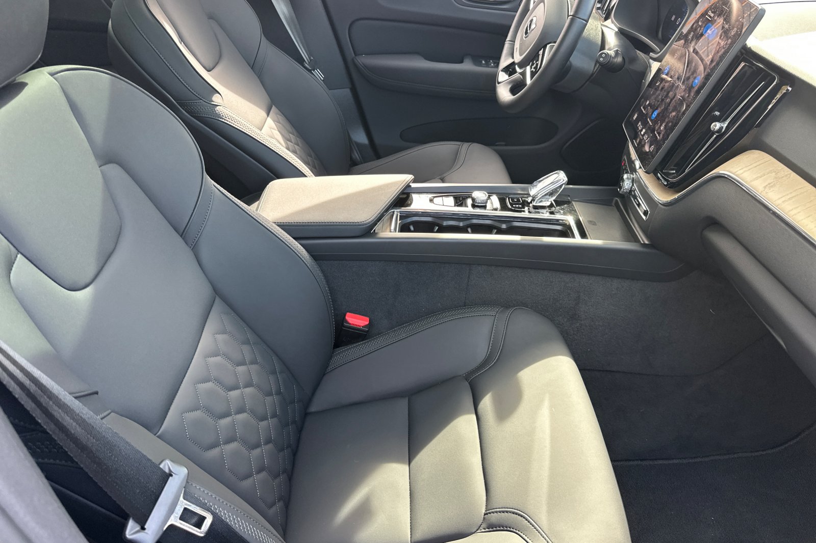 2026 Volvo XC60 Plus - Photo 17
