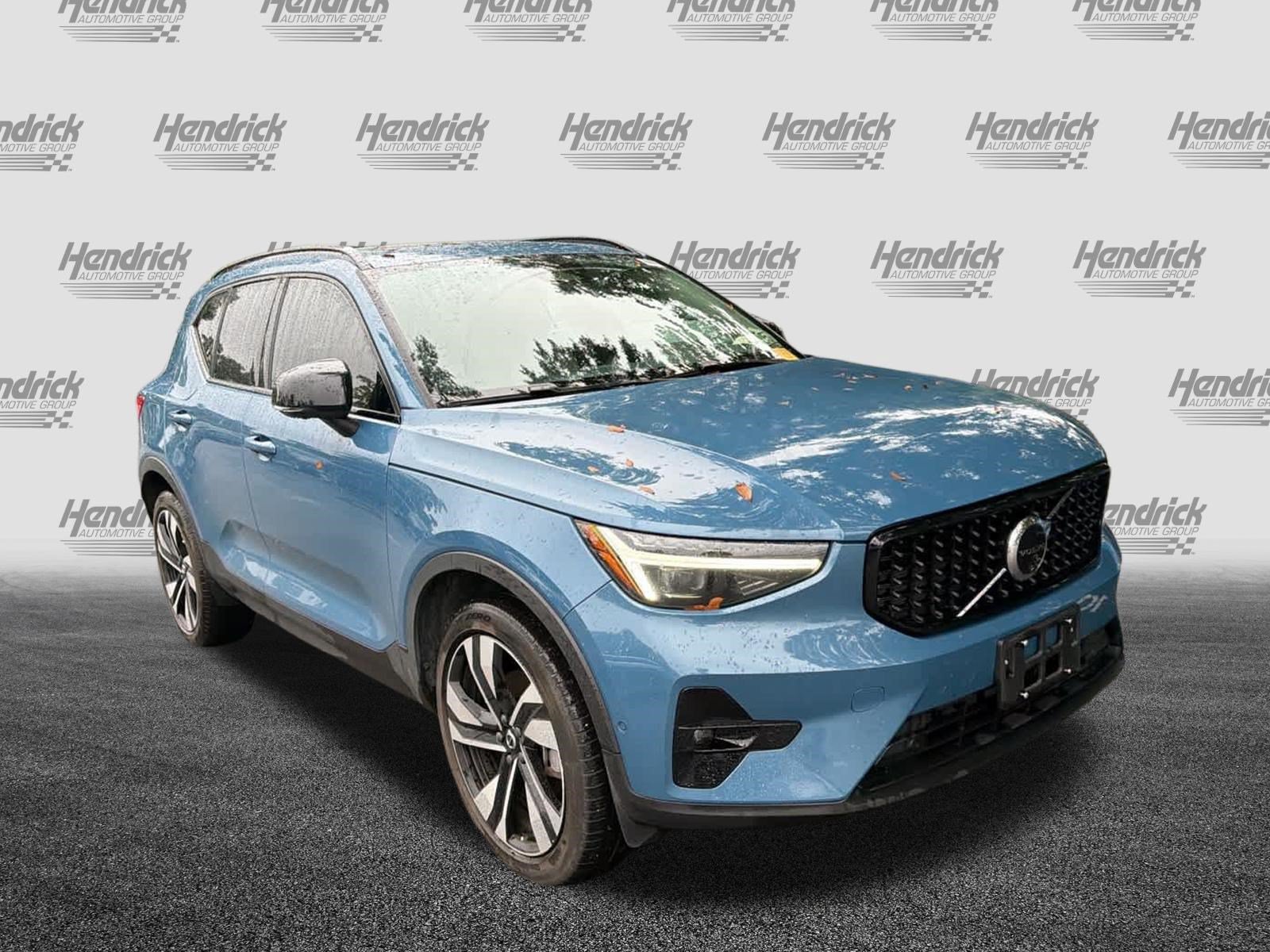 2024 Volvo XC40 Ultimate Dark Theme SUV