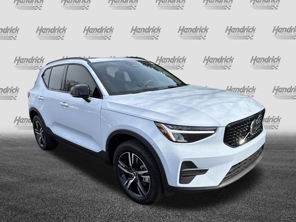 New 2026 Volvo XC40 B5 Core SUV