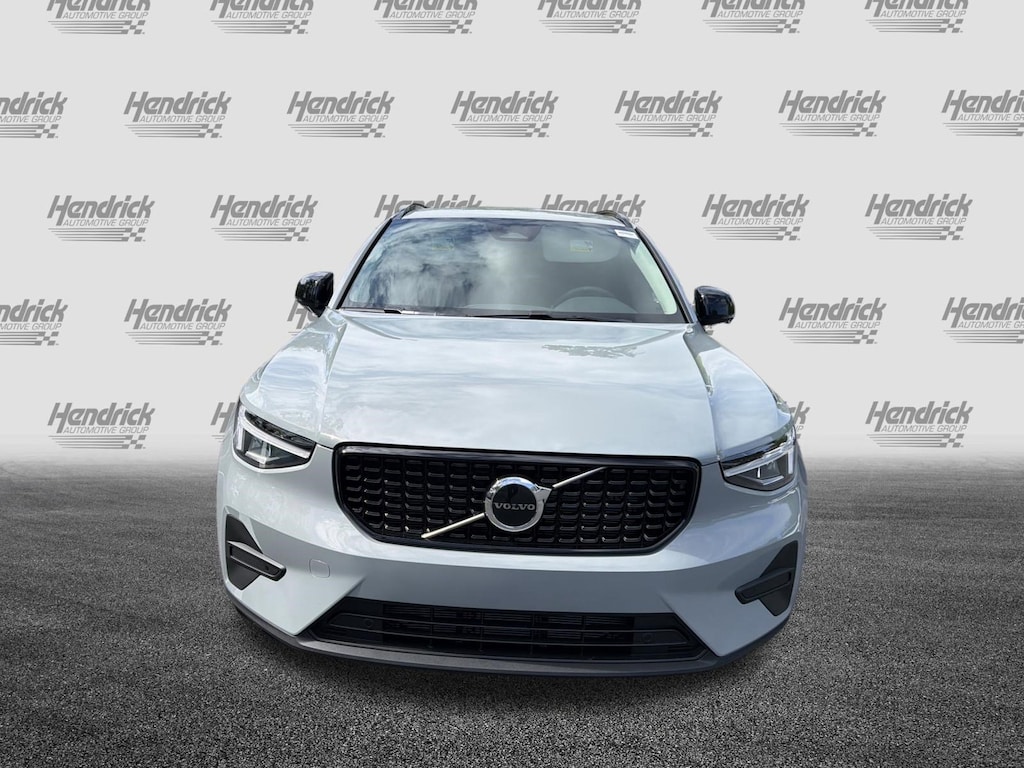 New 2026 Volvo XC40 B4 Core SUV