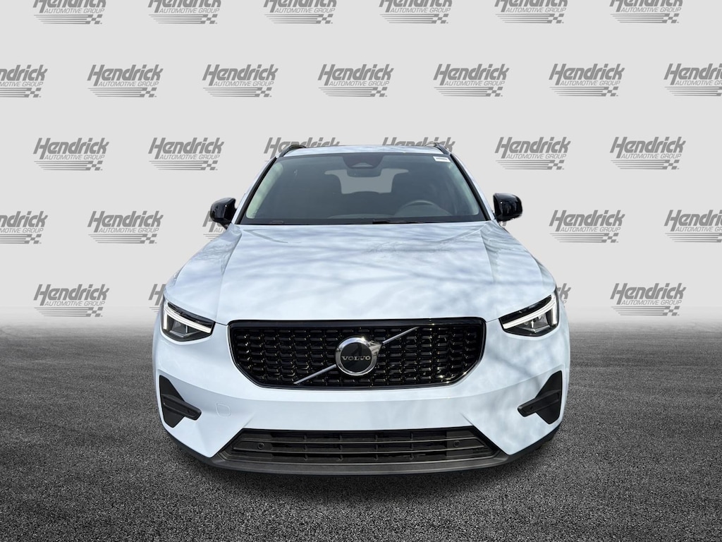 New 2026 Volvo XC40 B5 Core SUV