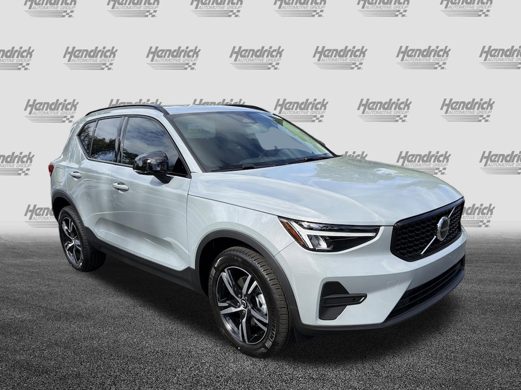 New 2026 Volvo XC40 B4 Core SUV