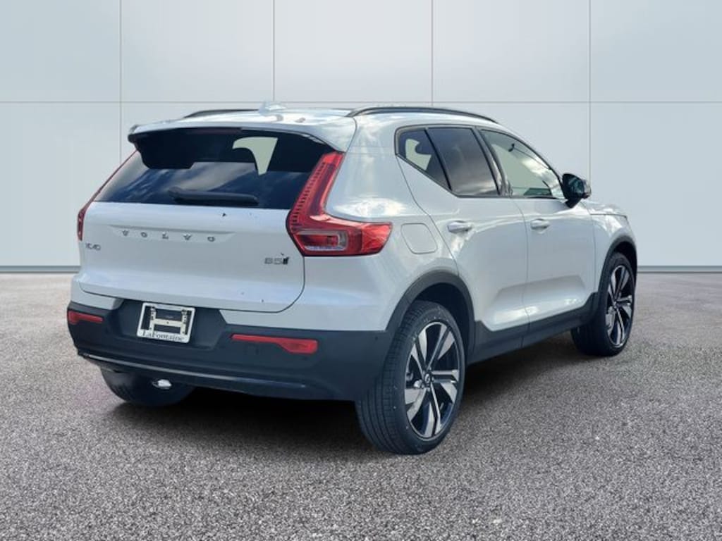 New 2026 Volvo XC40 B5 Ultra SUV