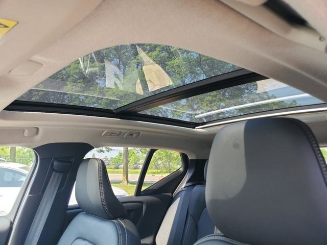 2026 Volvo XC40 Plus - Photo 13