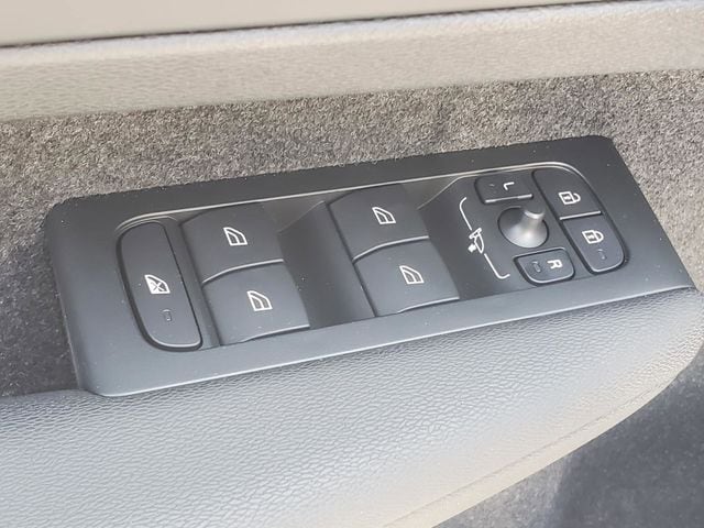 2026 Volvo XC40 Plus - Photo 12