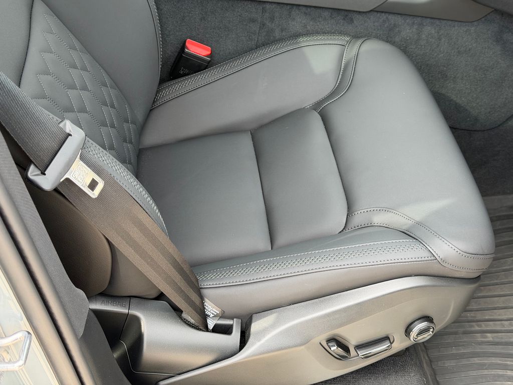 2026 Volvo XC90 Plus - Photo 8