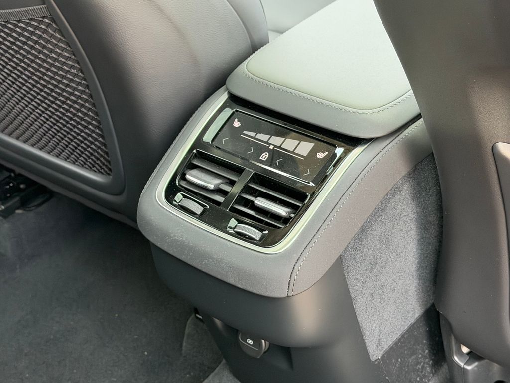 2026 Volvo XC90 Plus - Photo 12