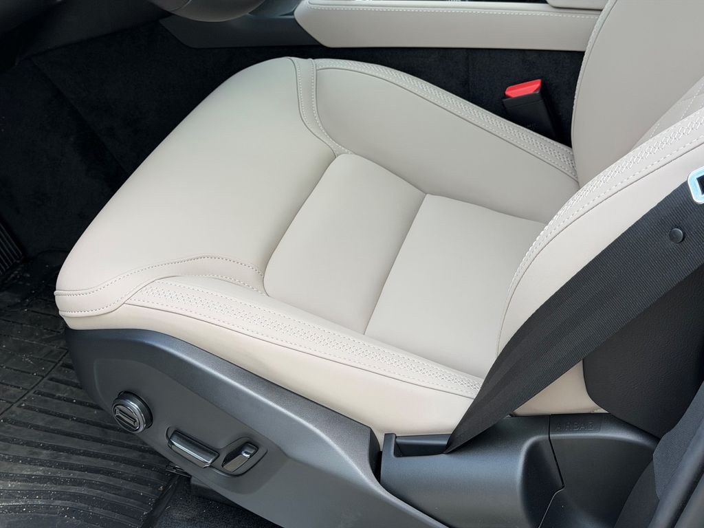 2026 Volvo XC90 Plus - Photo 15