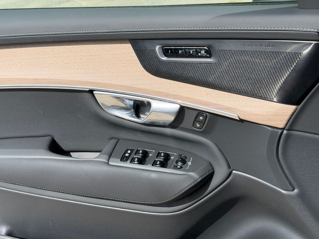 2026 Volvo XC90 Plus - Photo 32