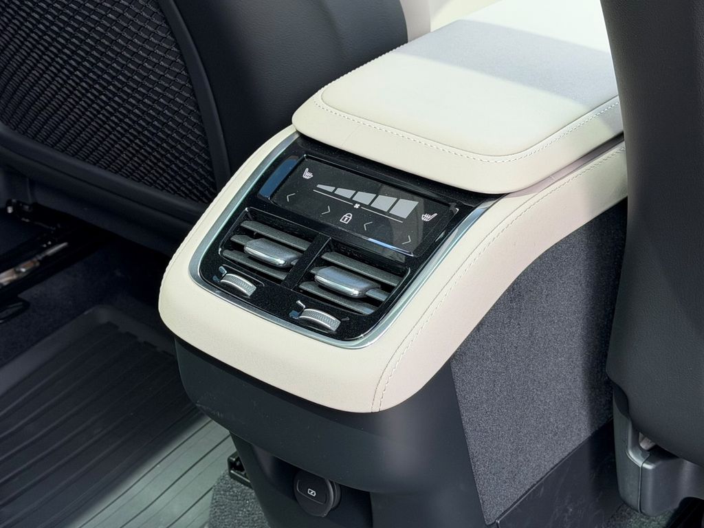 2026 Volvo XC90 Plus - Photo 11