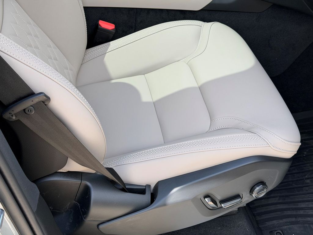 2026 Volvo XC90 Plus - Photo 7