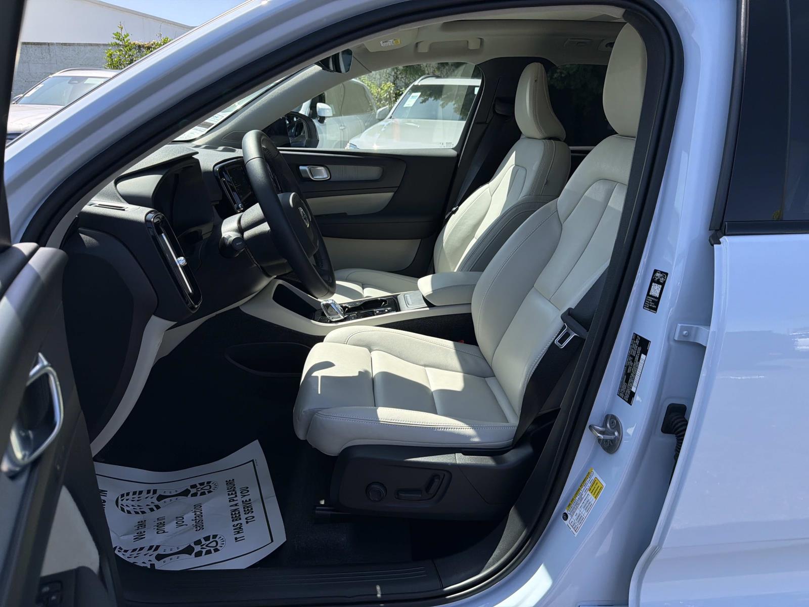2026 Volvo XC40 Plus - Photo 17