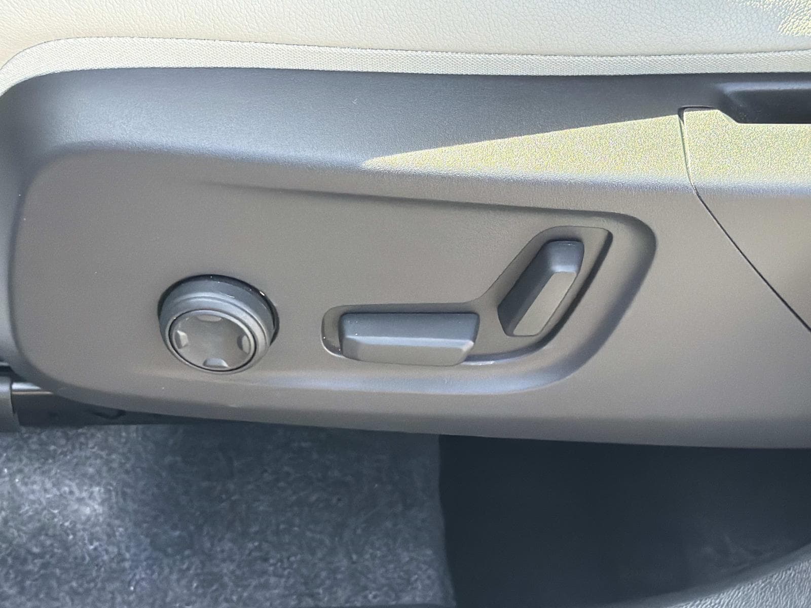 2026 Volvo XC40 Plus - Photo 18