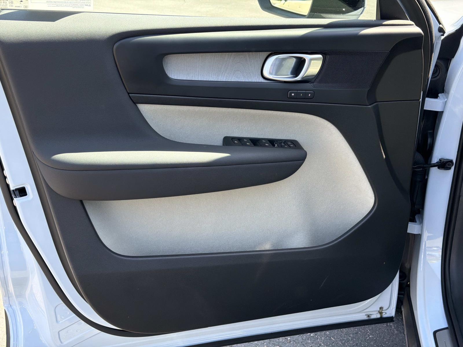 2026 Volvo XC40 Plus - Photo 15
