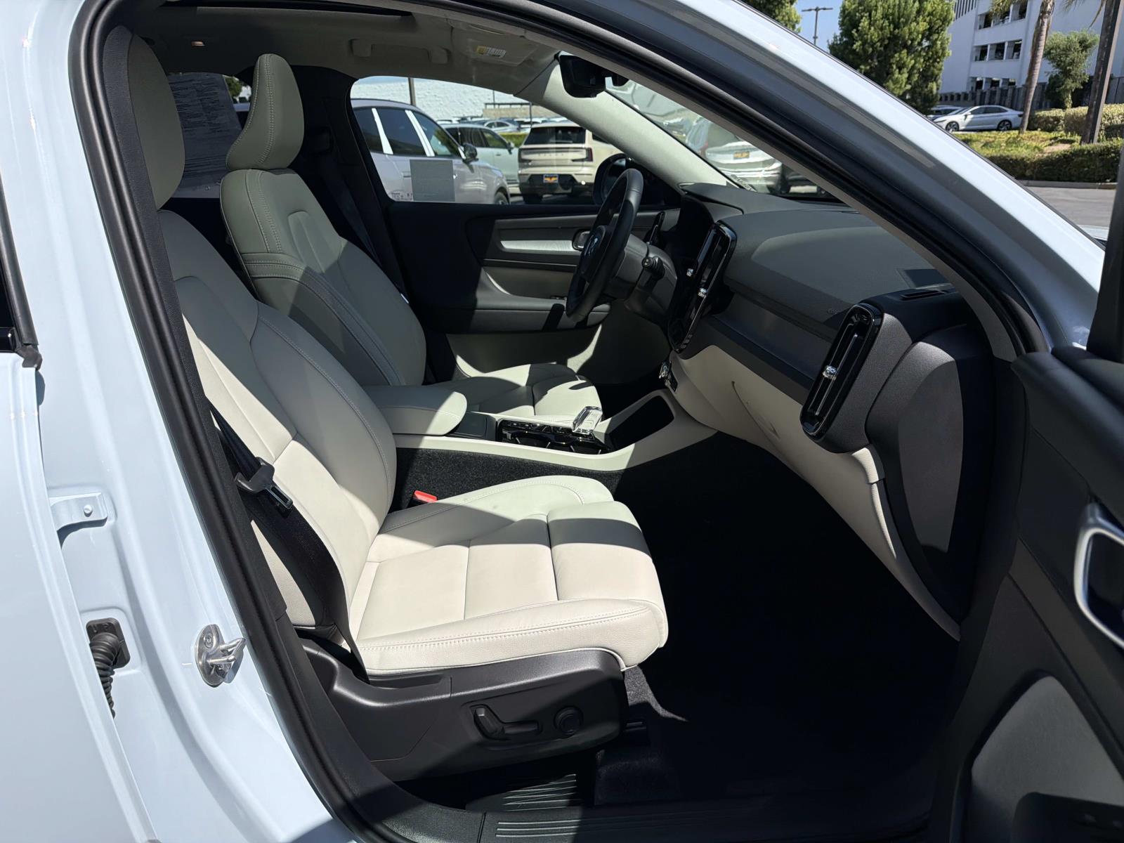 2026 Volvo XC40 Plus - Photo 25