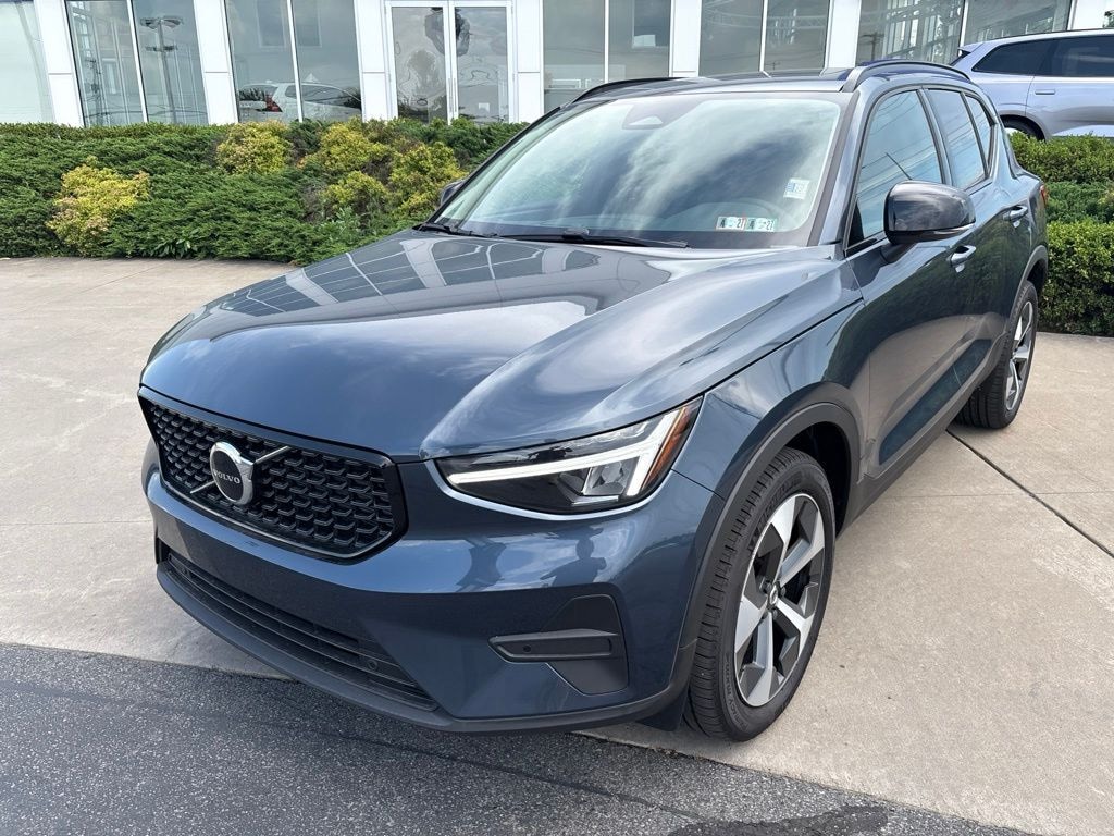 New 2026 Volvo XC40 B5 Core SUV