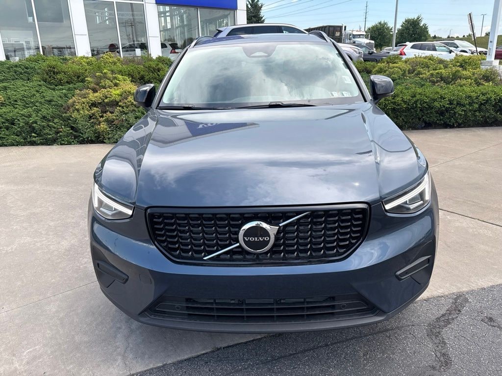 New 2026 Volvo XC40 B5 Core SUV