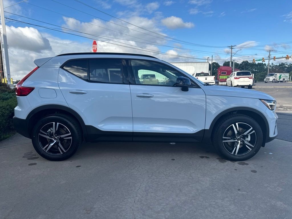 New 2026 Volvo XC40 B5 Core SUV