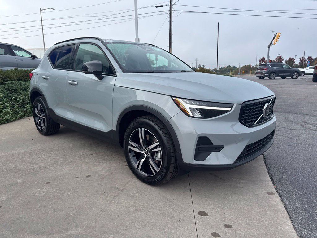 New 2026 Volvo XC40 B5 Core SUV