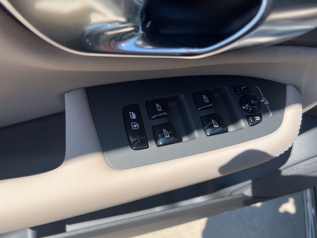 2026 Volvo XC90 Plus - Photo 11