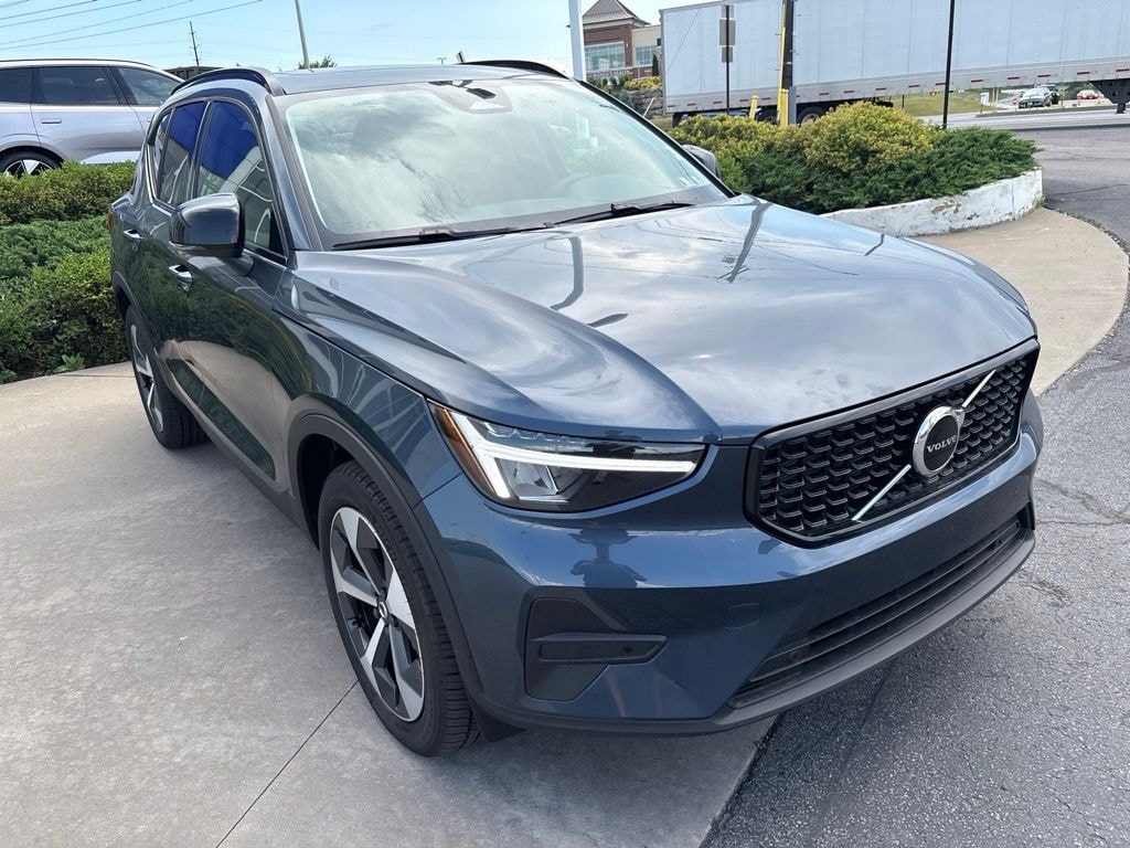 New 2026 Volvo XC40 B5 Core SUV