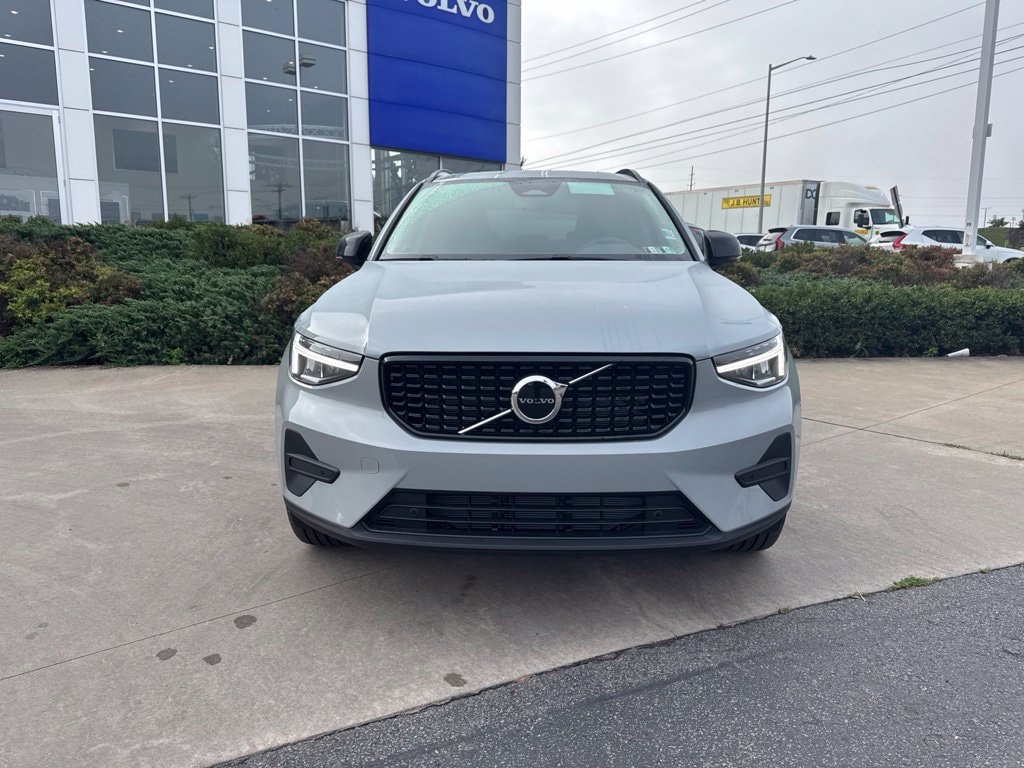 New 2026 Volvo XC40 B5 Core SUV