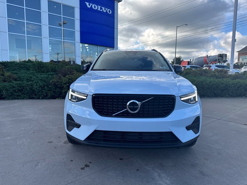 New 2026 Volvo XC40 B5 Core SUV