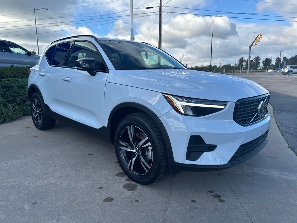 New 2026 Volvo XC40 B5 Core SUV
