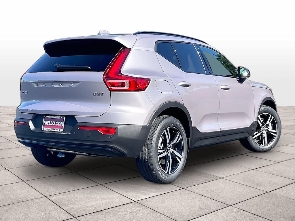 New 2026 Volvo XC40 B5 Core SUV