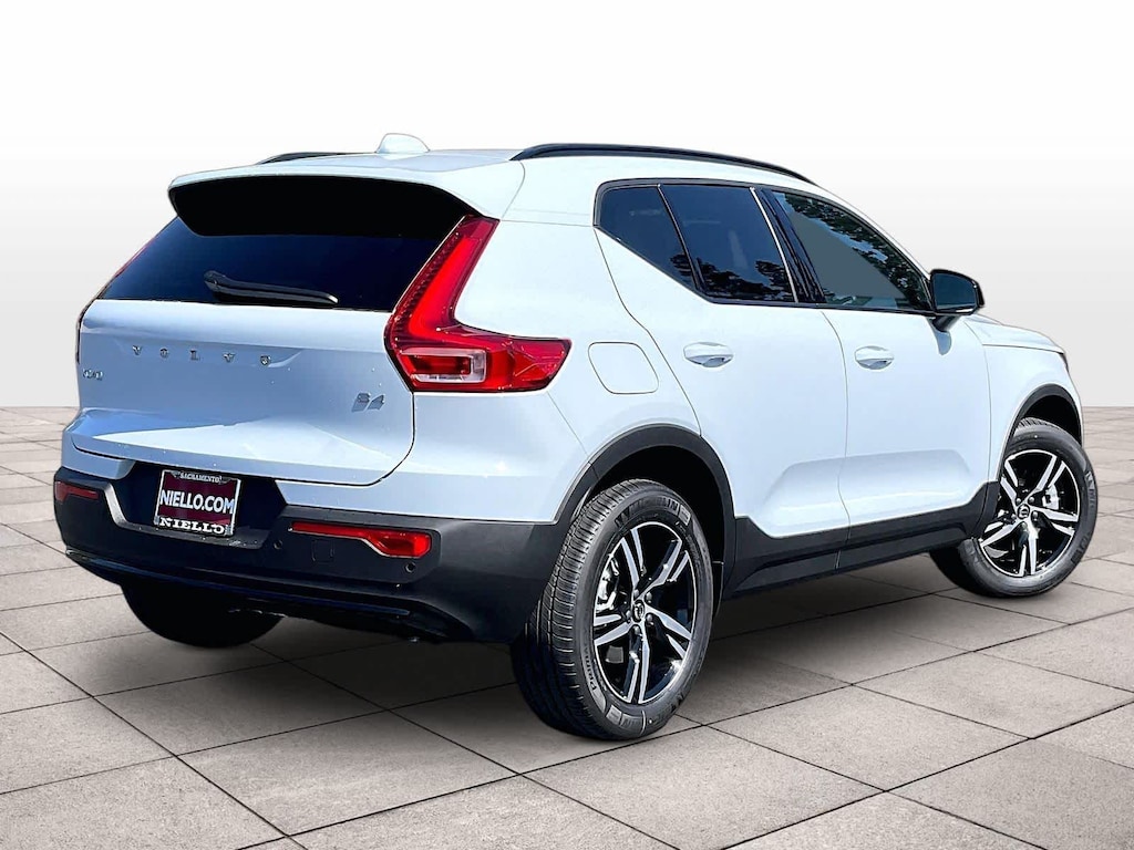 New 2026 Volvo XC40 B4 Core SUV