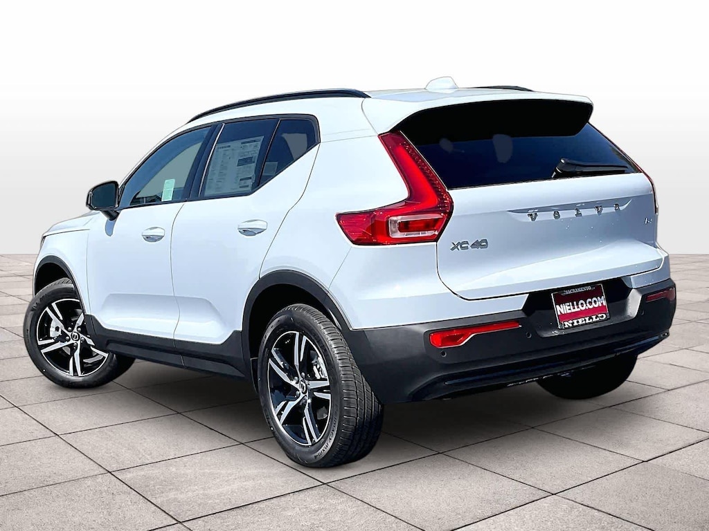 New 2026 Volvo XC40 B4 Core SUV