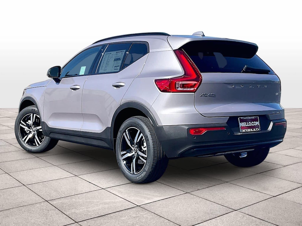 New 2026 Volvo XC40 B5 Core SUV