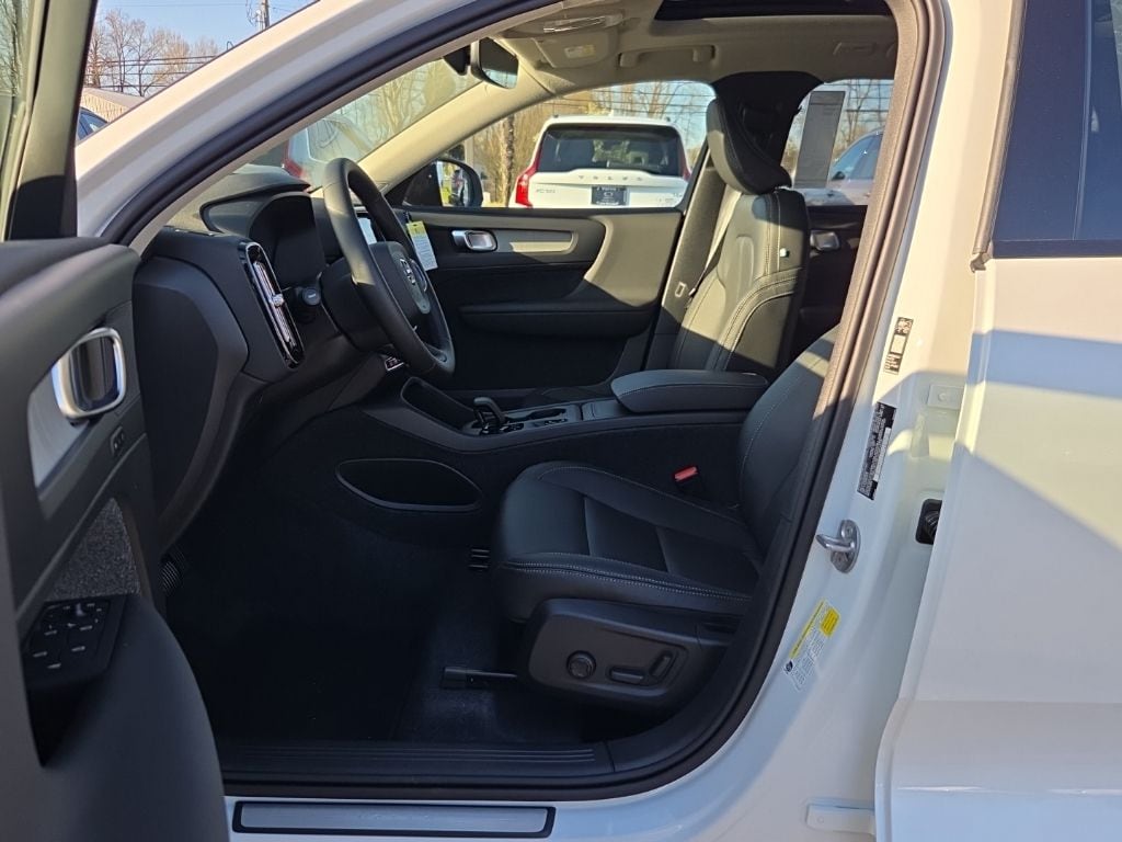 New 2026 Volvo XC40 B5 Core SUV