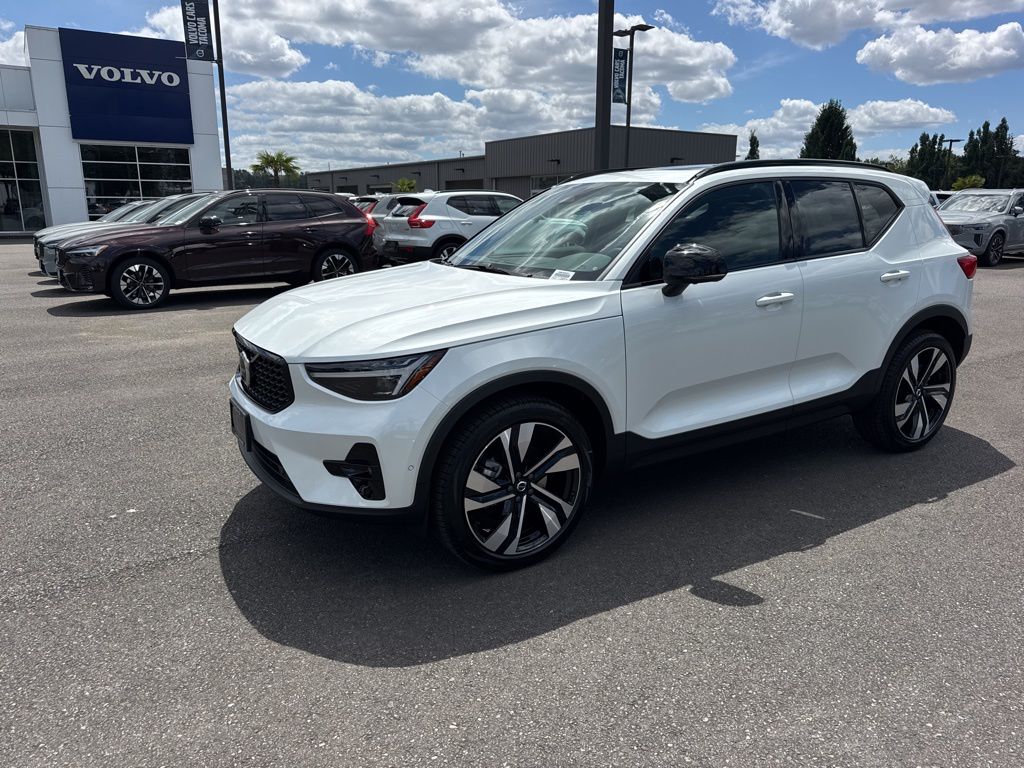 2026 Volvo XC40 B5 Plus AWD SUV