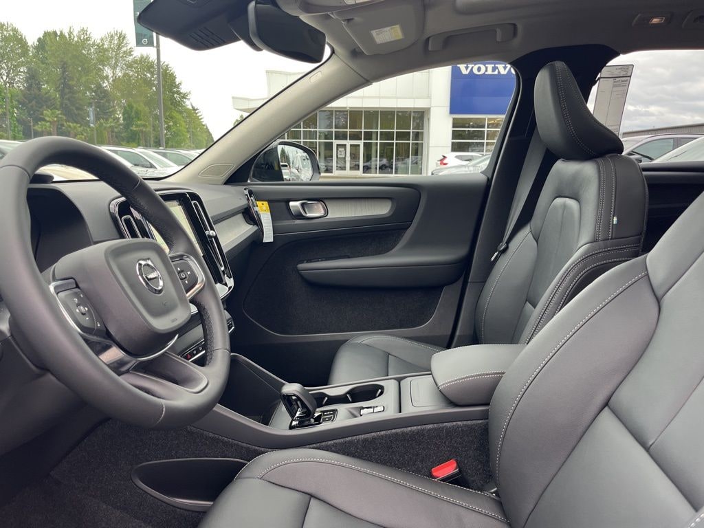 New 2026 Volvo XC40 B5 Core SUV