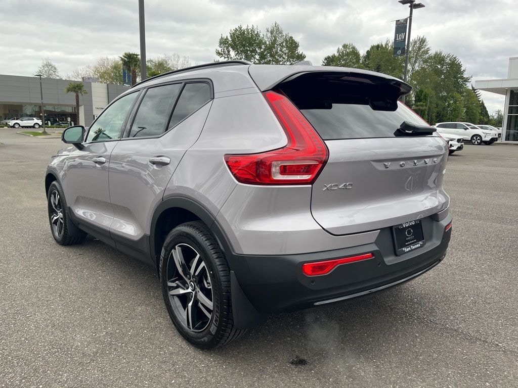 New 2026 Volvo XC40 B5 Core SUV
