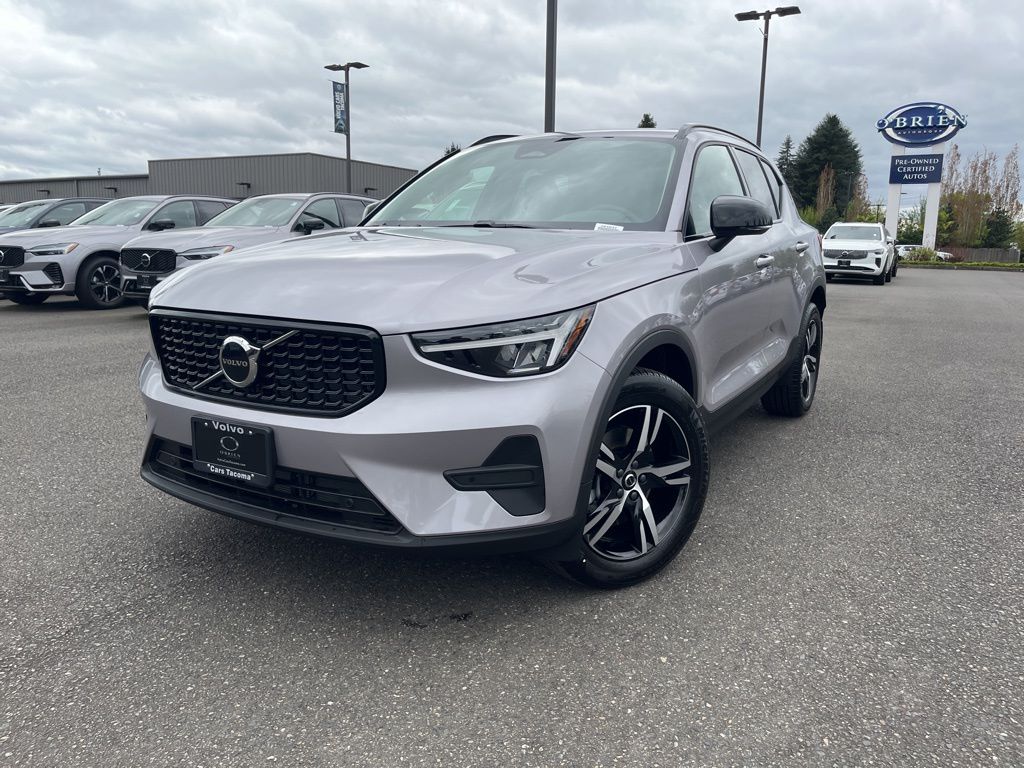 New 2026 Volvo XC40 B5 Core SUV