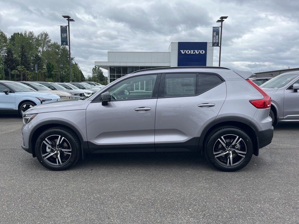 New 2026 Volvo XC40 B5 Core SUV