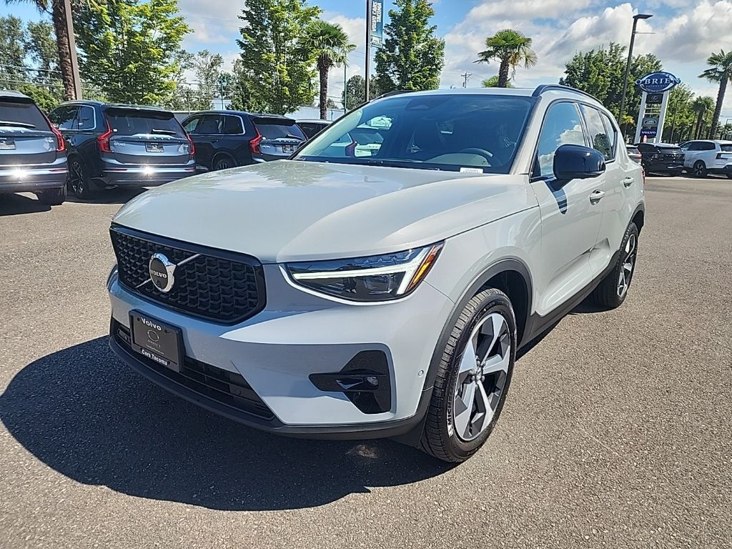 2026 Volvo XC40 B5 Plus AWD SUV