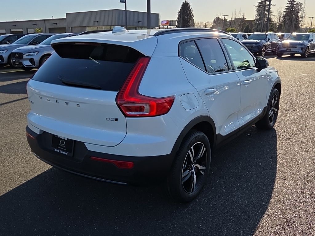 New 2026 Volvo XC40 B5 Core SUV