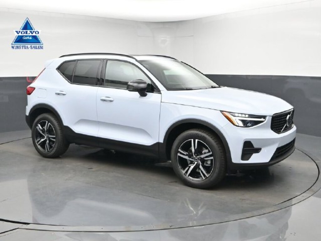 New 2026 Volvo XC40 B4 Core SUV